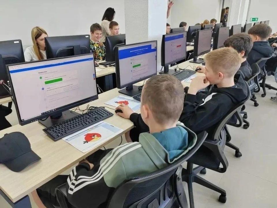 Школьники знакомятся с миром профессий в Биробиджане Школьники знакомятся с миром профессий в Биробиджане