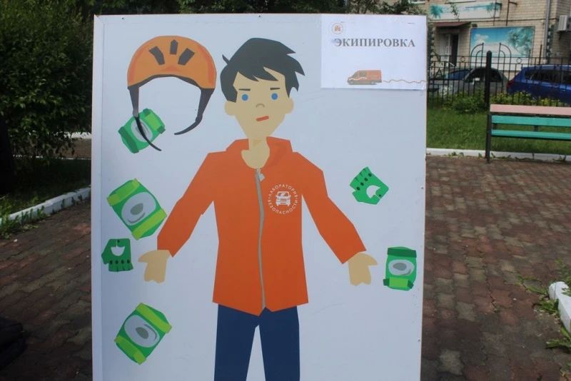 В Биробиджане сотрудники Госавтоинспекции и представители Общественного совета провели для детей занятие по безопасности на дороге В Биробиджане сотрудники Госавтоинспекции и представители Общественного совета провели для детей занятие по безопасности на дороге