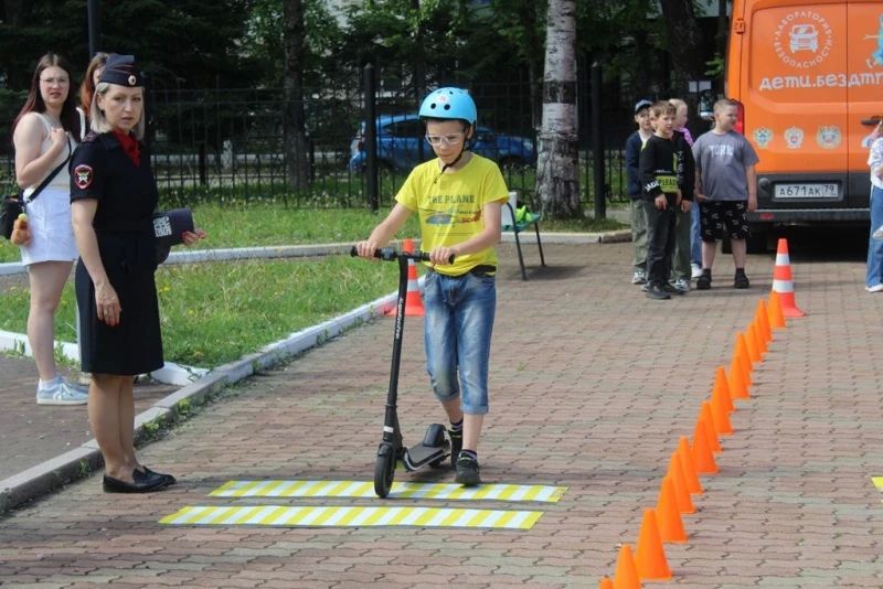 В Биробиджане сотрудники Госавтоинспекции и представители Общественного совета провели для детей занятие по безопасности на дороге В Биробиджане сотрудники Госавтоинспекции и представители Общественного совета провели для детей занятие по безопасности на дороге