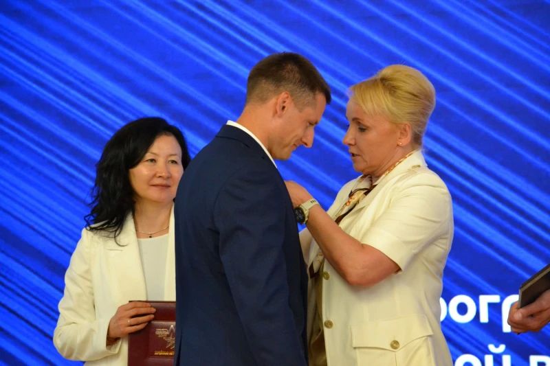 Сотруднику УМВД России по ЕАО вручили награду в рамках региональной программы развития участников и ветеранов СВО «Доблесть Хингана» Сотруднику УМВД России по ЕАО вручили награду в рамках региональной программы развития участников и ветеранов СВО «Доблесть Хингана»