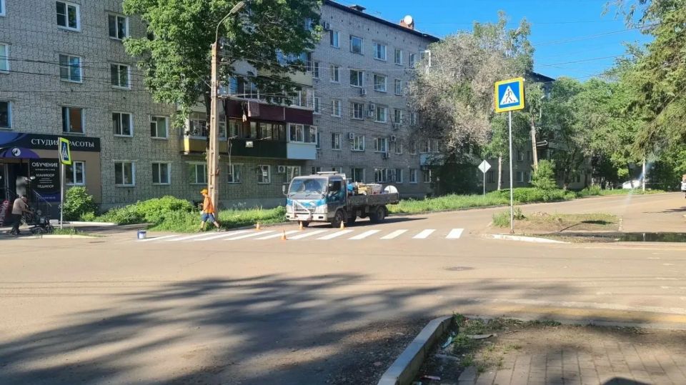 Обновляют разметку на пешеходных переходах в Биробиджане Обновляют разметку на пешеходных переходах в Биробиджане