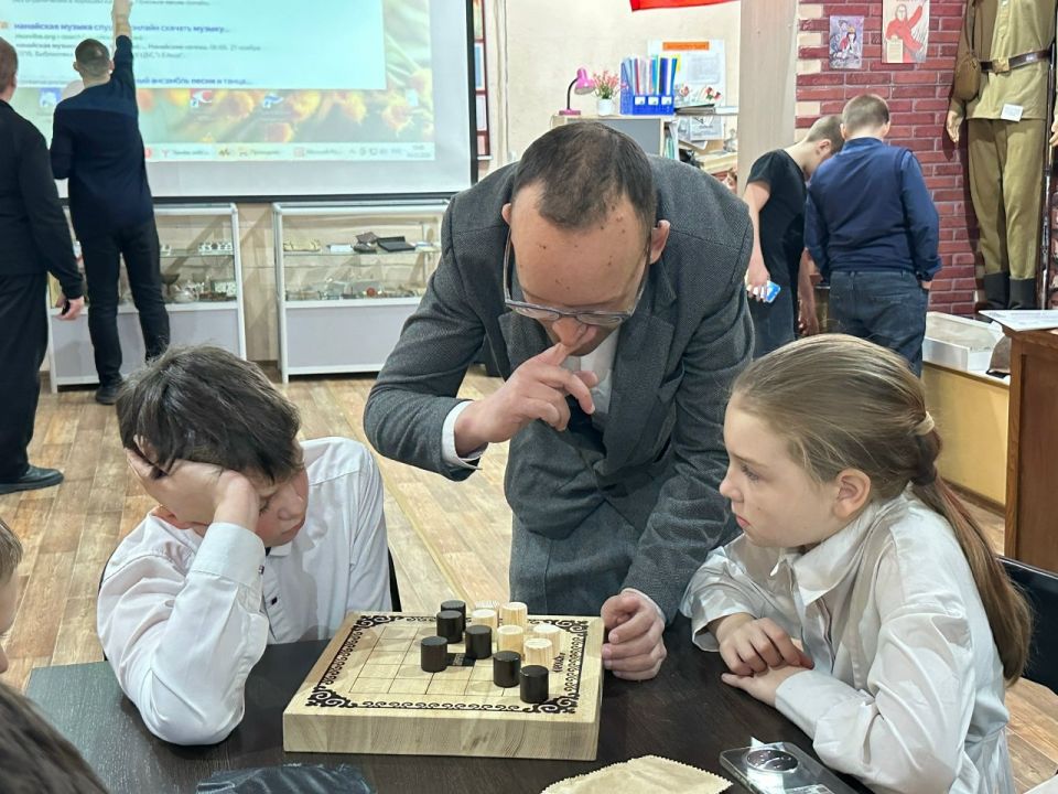 «Апокачи» в гостях у школьников п. Смидович: как это было «Апокачи» в гостях у школьников п. Смидович: как это было