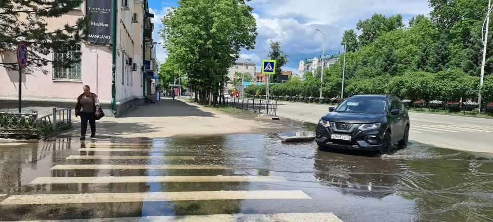 В Биробиджане решают вопрос с отводом воды на переулке Театральном В Биробиджане решают вопрос с отводом воды на переулке Театральном
