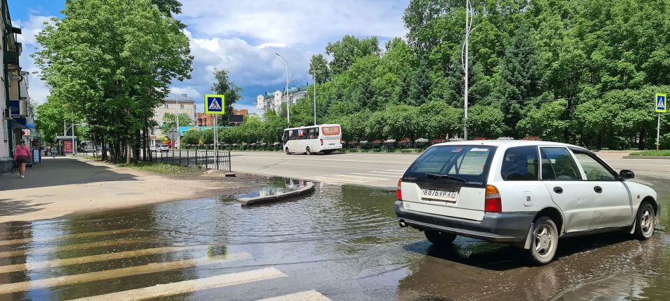В Биробиджане решают вопрос с отводом воды на переулке Театральном В Биробиджане решают вопрос с отводом воды на переулке Театральном