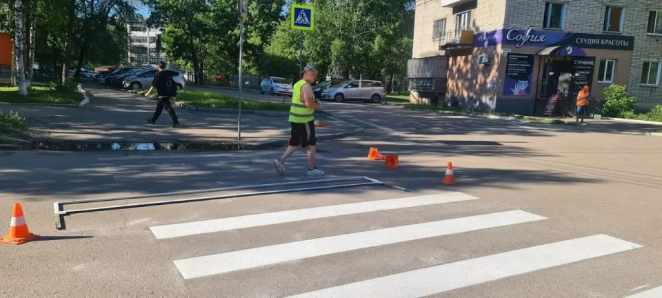 Обновляют разметку пешеходных переходов в Биробиджане Обновляют разметку пешеходных переходов в Биробиджане