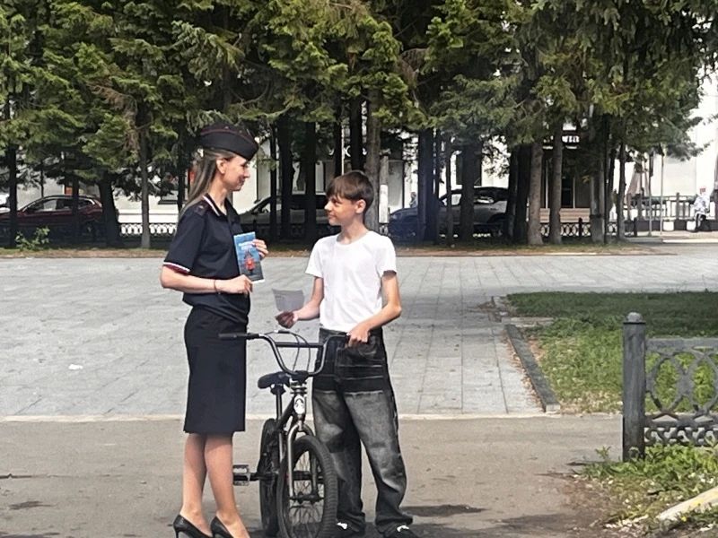 Сотрудники ПДН напомнили биробиджанцам о правилах безопасности при езде на питбайках Сотрудники ПДН напомнили биробиджанцам о правилах безопасности при езде на питбайках