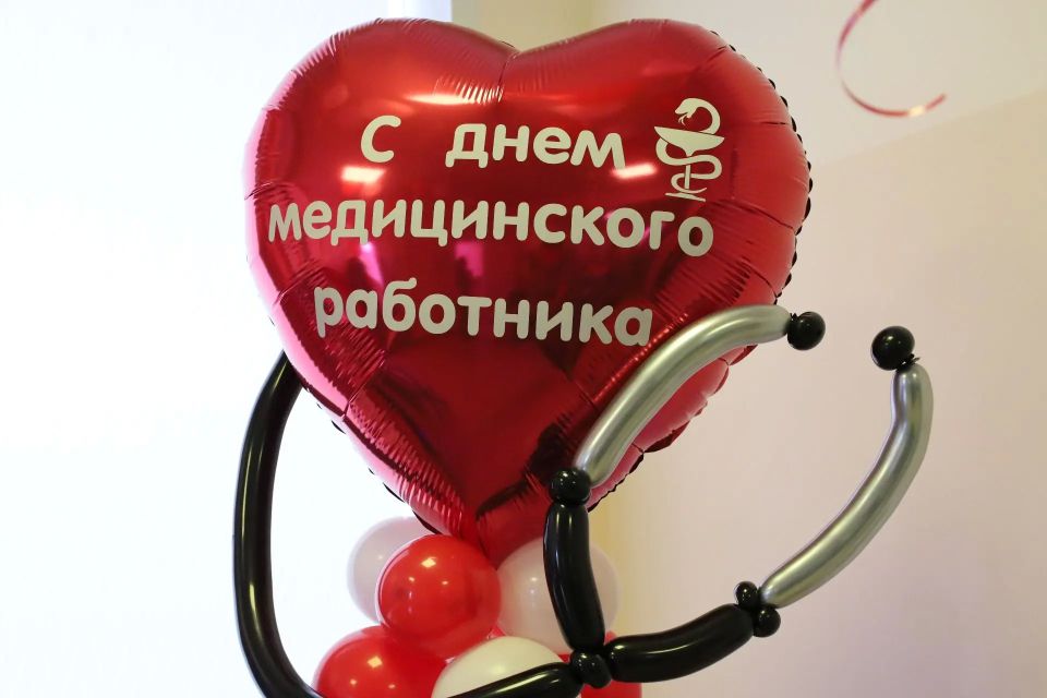 Сергей Радецкий поздравил сотрудников детской больницы с профессиональным праздником Сергей Радецкий поздравил сотрудников детской больницы с профессиональным праздником