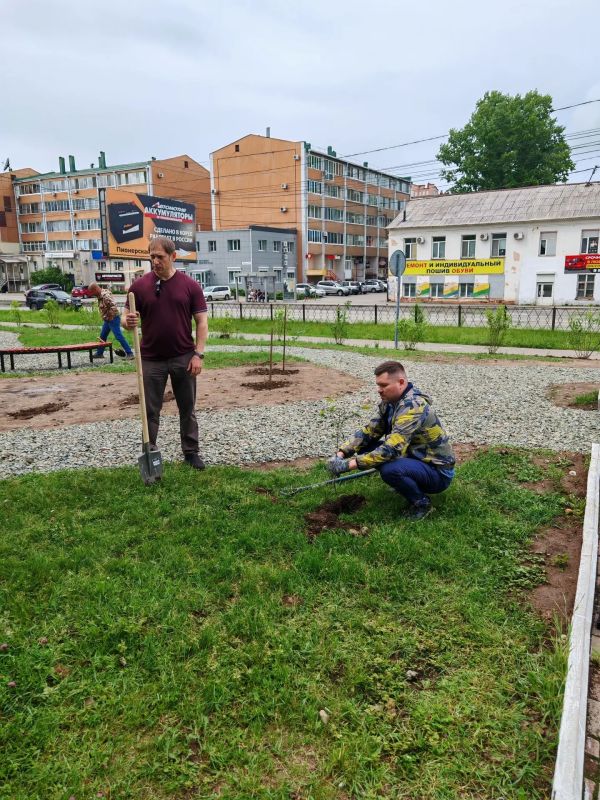 Депутат Городской Думы Биробиджана Кирилл Девятко высадил аллею сакуры перед обувной фабрикой Депутат Городской Думы Биробиджана Кирилл Девятко высадил аллею сакуры перед обувной фабрикой