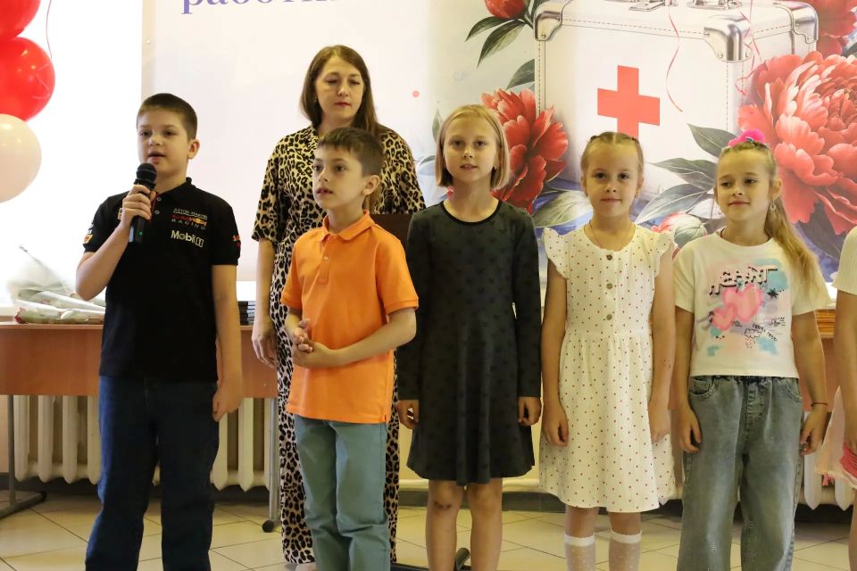 Сергей Радецкий поздравил сотрудников детской больницы с профессиональным праздником Сергей Радецкий поздравил сотрудников детской больницы с профессиональным праздником