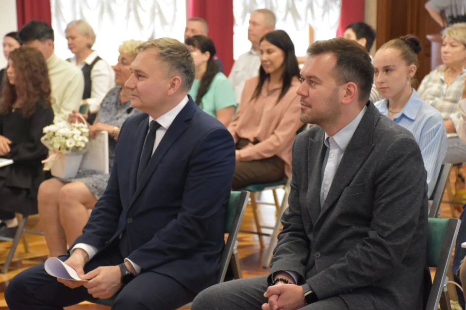 В Биробиджане чествовали победителей и лауреатов губернаторского конкурса В Биробиджане чествовали победителей и лауреатов губернаторского конкурса