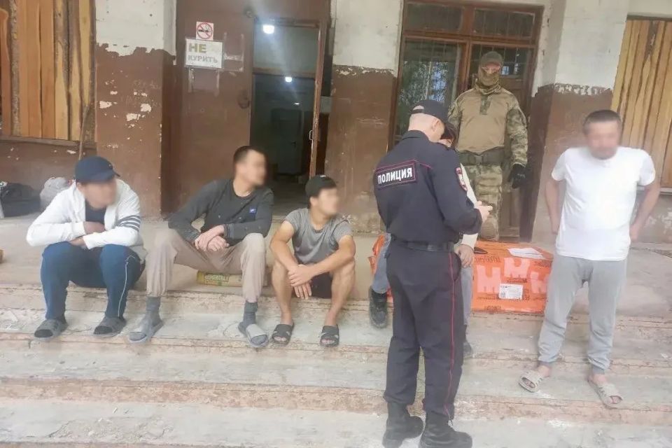 В рамках федеральной комплексной оперативно-профилактической операции «Нелегал–2026» сотрудники спецподразделений Управления Росгвардии по Еврейской автономной области оказали силовую поддержку региональным... В рамках федеральной комплексной оперативно-профилактической операции «Нелегал–2026» сотрудники спецподразделений Управления Росгвардии по Еврейской автономной области оказали силовую поддержку региональным...