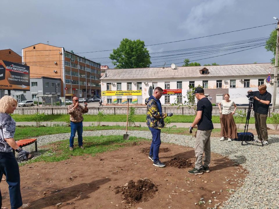 Депутат Городской Думы Биробиджана Кирилл Девятко высадил аллею сакуры перед обувной фабрикой Депутат Городской Думы Биробиджана Кирилл Девятко высадил аллею сакуры перед обувной фабрикой