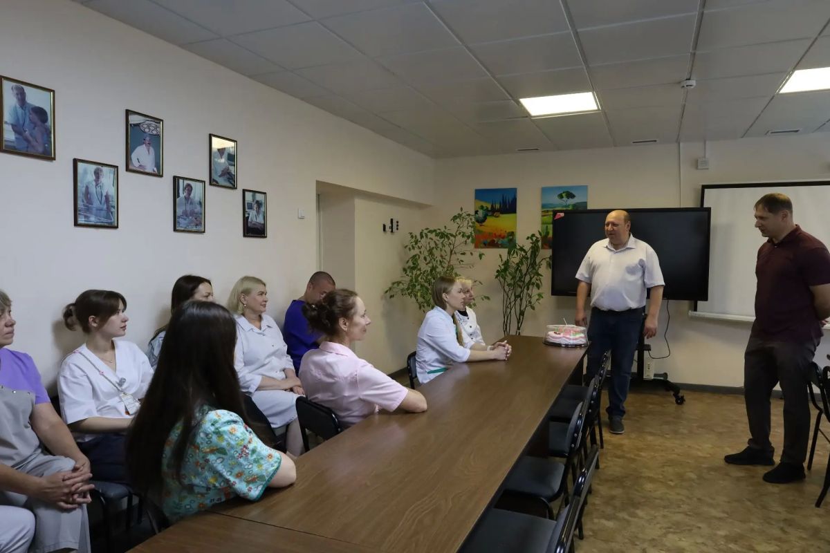 Руководители представительной власти и врач-фронтовик поздравили медиков Биробиджана с профессиональным праздником Руководители представительной власти и врач-фронтовик поздравили медиков Биробиджана с профессиональным праздником