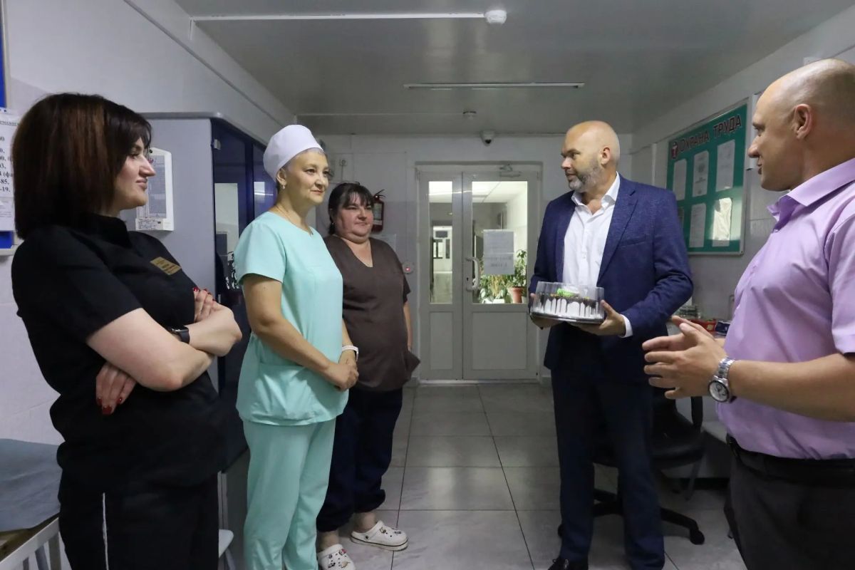 Руководители представительной власти и врач-фронтовик поздравили медиков Биробиджана с профессиональным праздником Руководители представительной власти и врач-фронтовик поздравили медиков Биробиджана с профессиональным праздником