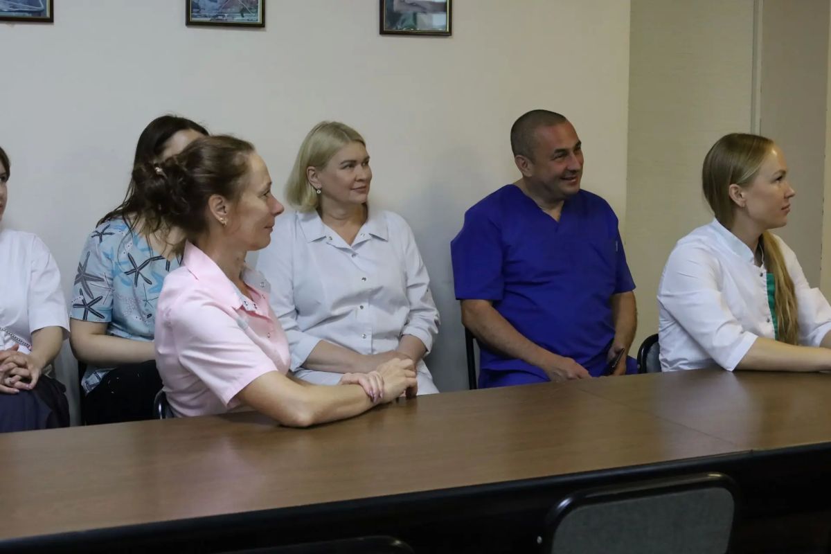 Руководители представительной власти и врач-фронтовик поздравили медиков Биробиджана с профессиональным праздником Руководители представительной власти и врач-фронтовик поздравили медиков Биробиджана с профессиональным праздником