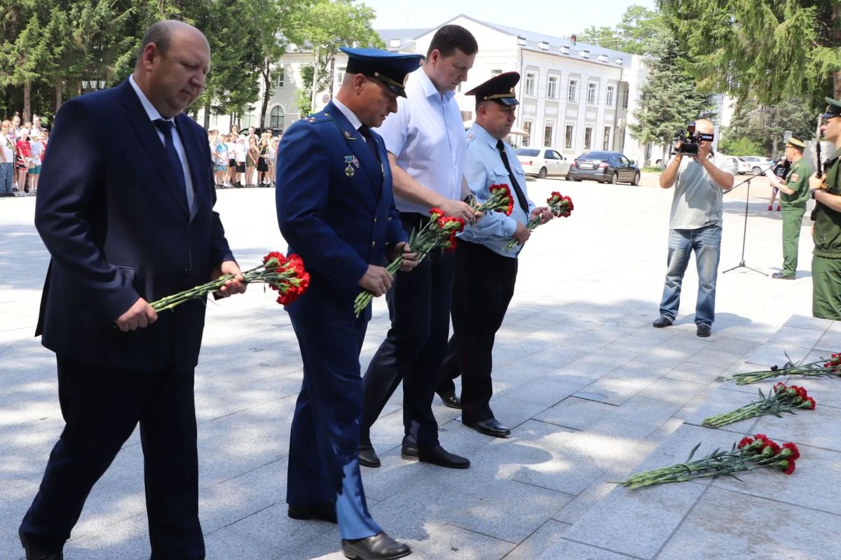 Сегодня, 22 июня 2026 года, в День памяти и скорби - день начала Великой Отечественной войны 1941-1945 гг., исполняющий обязанности прокурора области Павел Погоняев принял участие в церемонии возложения цветов, состоявшейся... Сегодня, 22 июня 2026 года, в День памяти и скорби - день начала Великой Отечественной войны 1941-1945 гг., исполняющий обязанности прокурора области Павел Погоняев принял участие в церемонии возложения цветов, состоявшейся...