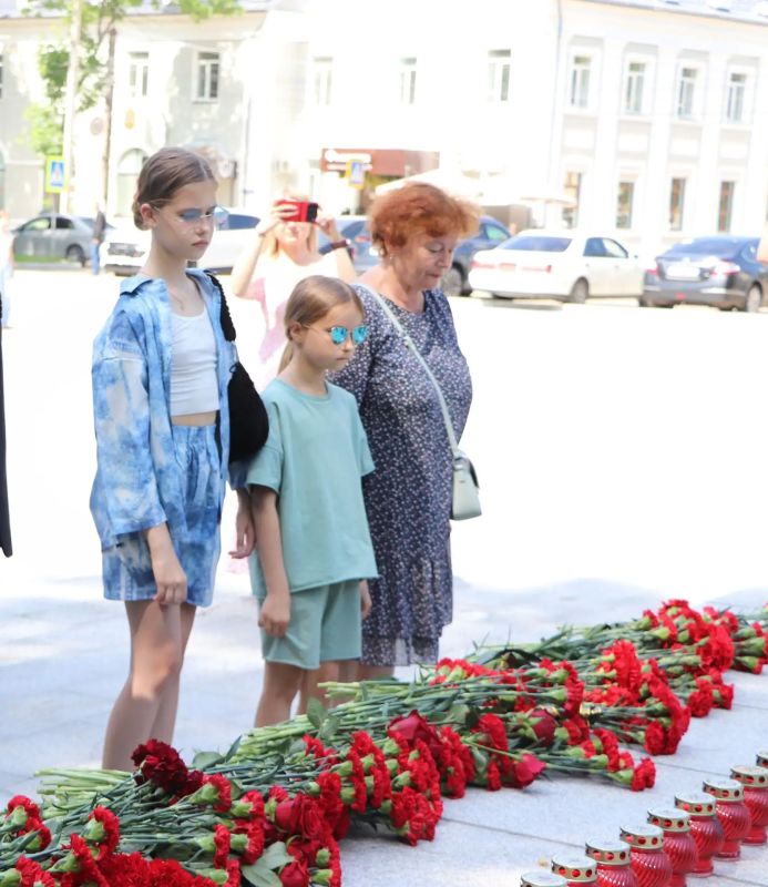 Сегодня, 22 июня 2026 года, в День памяти и скорби - день начала Великой Отечественной войны 1941-1945 гг., исполняющий обязанности прокурора области Павел Погоняев принял участие в церемонии возложения цветов, состоявшейся... Сегодня, 22 июня 2026 года, в День памяти и скорби - день начала Великой Отечественной войны 1941-1945 гг., исполняющий обязанности прокурора области Павел Погоняев принял участие в церемонии возложения цветов, состоявшейся...