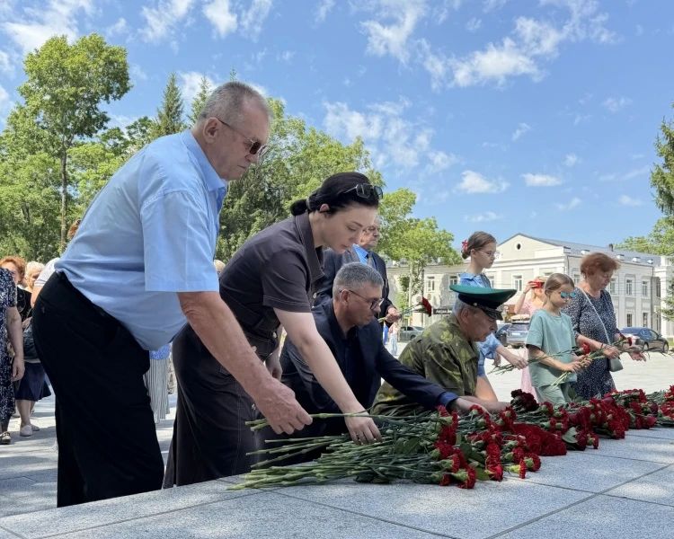 В День памяти и скорби руководство УМВД России по ЕАО приняло участие в возложении цветов к Вечному огню В День памяти и скорби руководство УМВД России по ЕАО приняло участие в возложении цветов к Вечному огню