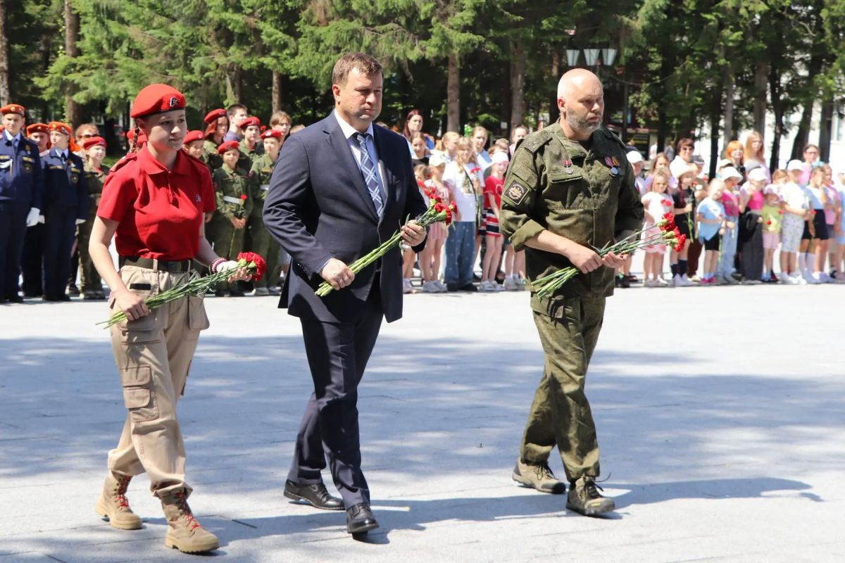 Сегодня, 22 июня 2026 года, в День памяти и скорби - день начала Великой Отечественной войны 1941-1945 гг., исполняющий обязанности прокурора области Павел Погоняев принял участие в церемонии возложения цветов, состоявшейся... Сегодня, 22 июня 2026 года, в День памяти и скорби - день начала Великой Отечественной войны 1941-1945 гг., исполняющий обязанности прокурора области Павел Погоняев принял участие в церемонии возложения цветов, состоявшейся...