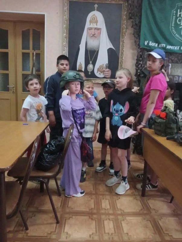 Воспитанники лагеря «Радуга» посетили Благовещенский кафедральный собор Сейчас в лагере при Доме социального обслуживания семьи и детей идет первая смена Воспитанники лагеря «Радуга» посетили Благовещенский кафедральный собор Сейчас в лагере при Доме социального обслуживания семьи и детей идет первая смена