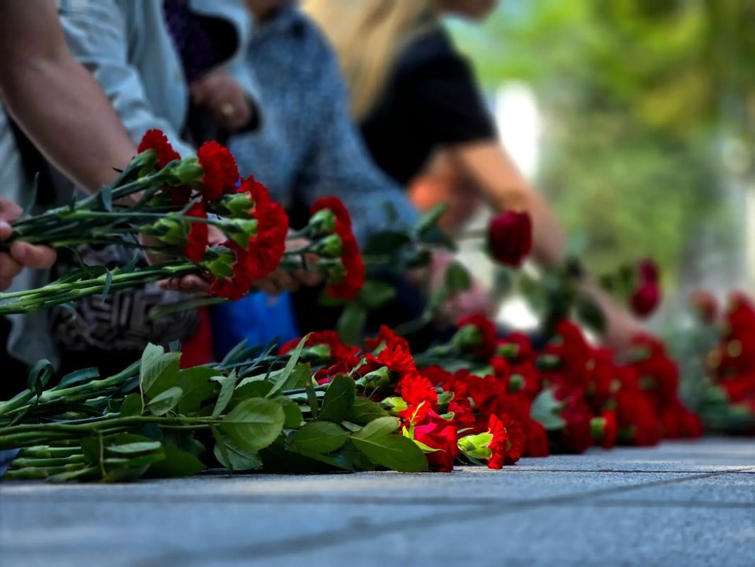 В День памяти и скорби в Биробиджане состоялась церемония возложения цветов к мемориалу В День памяти и скорби в Биробиджане состоялась церемония возложения цветов к мемориалу