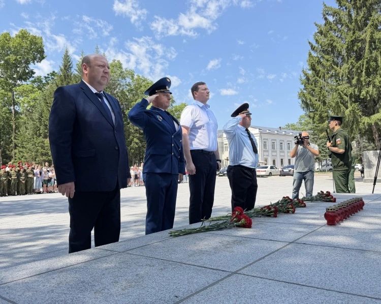 В День памяти и скорби руководство УМВД России по ЕАО приняло участие в возложении цветов к Вечному огню В День памяти и скорби руководство УМВД России по ЕАО приняло участие в возложении цветов к Вечному огню