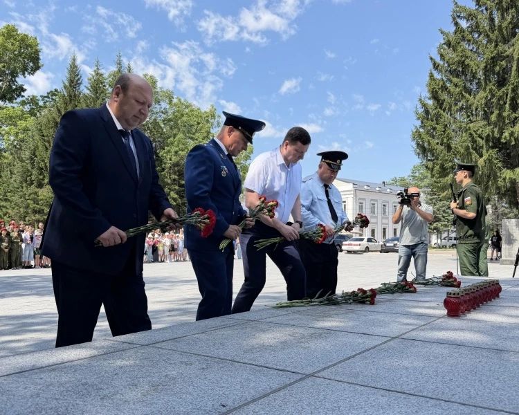 В День памяти и скорби руководство УМВД России по ЕАО приняло участие в возложении цветов к Вечному огню В День памяти и скорби руководство УМВД России по ЕАО приняло участие в возложении цветов к Вечному огню