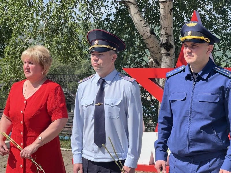 В Облучье сотрудники полиции почтили память героев Великой Отечественной Войны В Облучье сотрудники полиции почтили память героев Великой Отечественной Войны