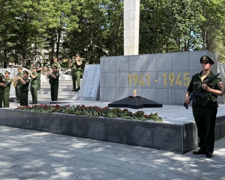 В День памяти и скорби руководство УМВД России по ЕАО приняло участие в возложении цветов к Вечному огню В День памяти и скорби руководство УМВД России по ЕАО приняло участие в возложении цветов к Вечному огню