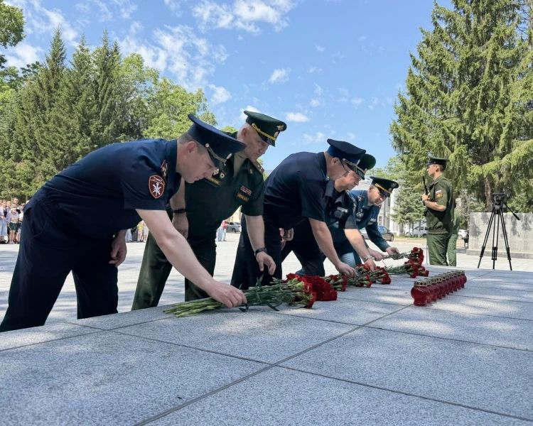 В День памяти и скорби руководство УМВД России по ЕАО приняло участие в возложении цветов к Вечному огню В День памяти и скорби руководство УМВД России по ЕАО приняло участие в возложении цветов к Вечному огню