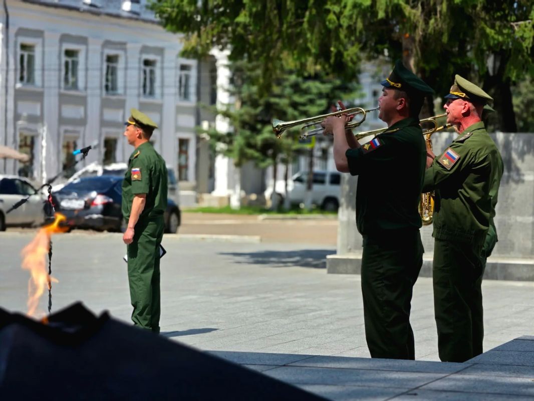 В День памяти и скорби в Биробиджане состоялась церемония возложения цветов к мемориалу В День памяти и скорби в Биробиджане состоялась церемония возложения цветов к мемориалу