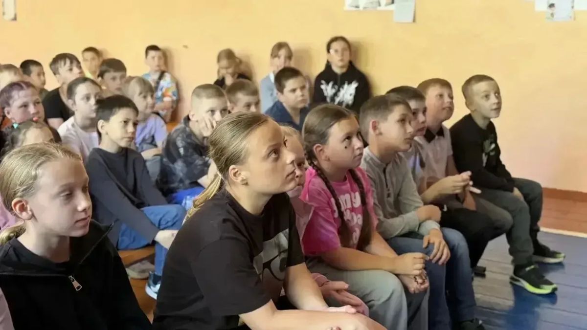 «Время независимых»: сотрудники полиции проводят антинаркотическую акцию с школьниками Биробиджана «Время независимых»: сотрудники полиции проводят антинаркотическую акцию с школьниками Биробиджана