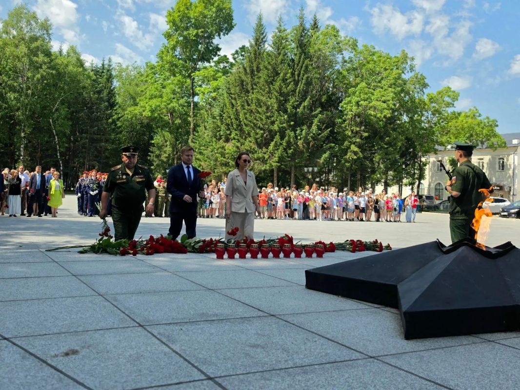 В День памяти и скорби в Биробиджане состоялась церемония возложения цветов к мемориалу В День памяти и скорби в Биробиджане состоялась церемония возложения цветов к мемориалу