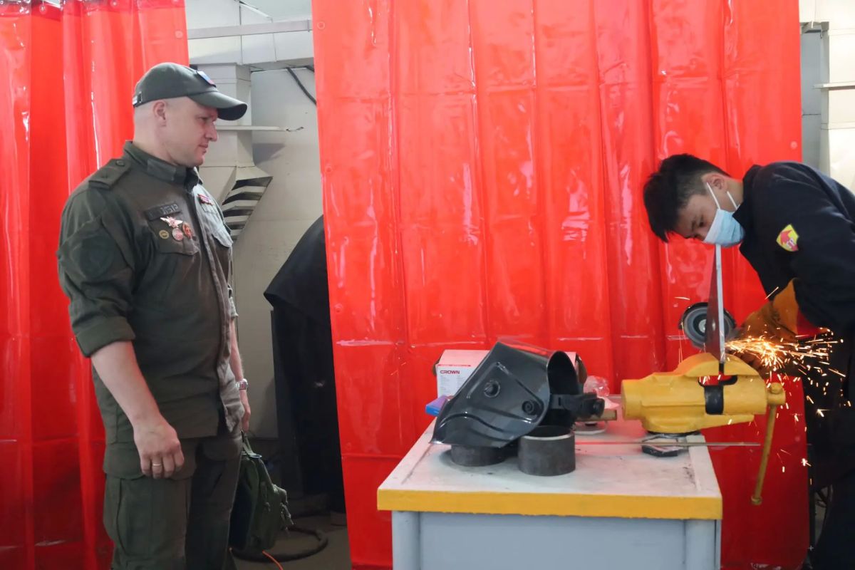 Председатель Городской Думы Сергей Радецкий оценил мастерство студентов из России и Китая на конкурсе в Политехническом техникуме Председатель Городской Думы Сергей Радецкий оценил мастерство студентов из России и Китая на конкурсе в Политехническом техникуме