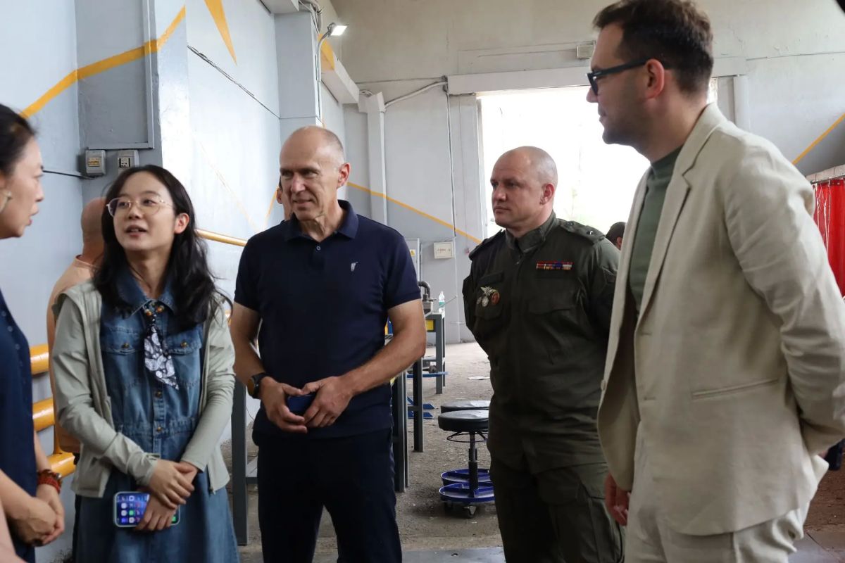 Председатель Городской Думы Сергей Радецкий оценил мастерство студентов из России и Китая на конкурсе в Политехническом техникуме Председатель Городской Думы Сергей Радецкий оценил мастерство студентов из России и Китая на конкурсе в Политехническом техникуме