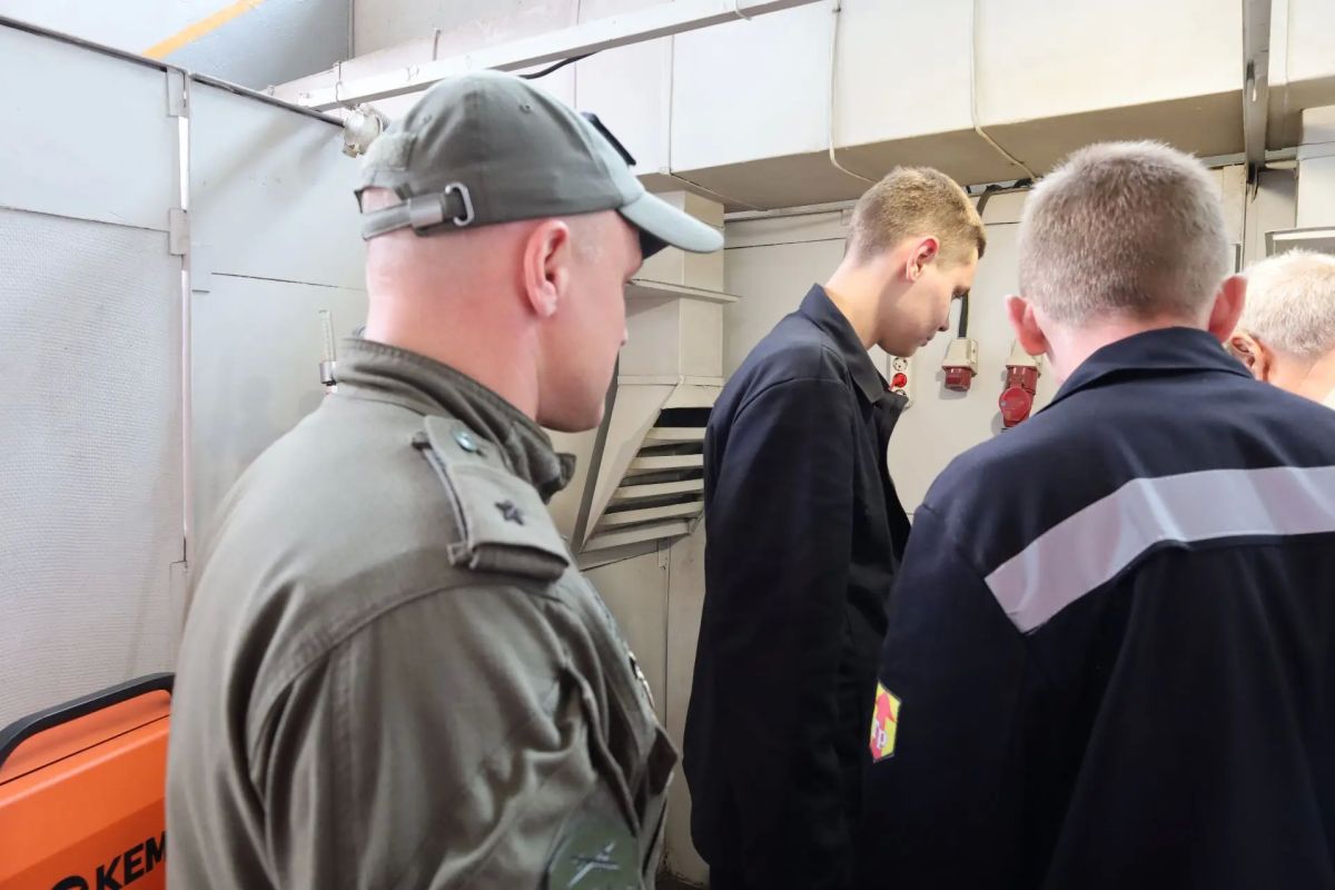 Председатель Городской Думы Сергей Радецкий оценил мастерство студентов из России и Китая на конкурсе в Политехническом техникуме Председатель Городской Думы Сергей Радецкий оценил мастерство студентов из России и Китая на конкурсе в Политехническом техникуме