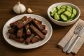 Ароматные гренки с чесноком и свежий огуречный салат: идеальное сочетание для уютного вечера