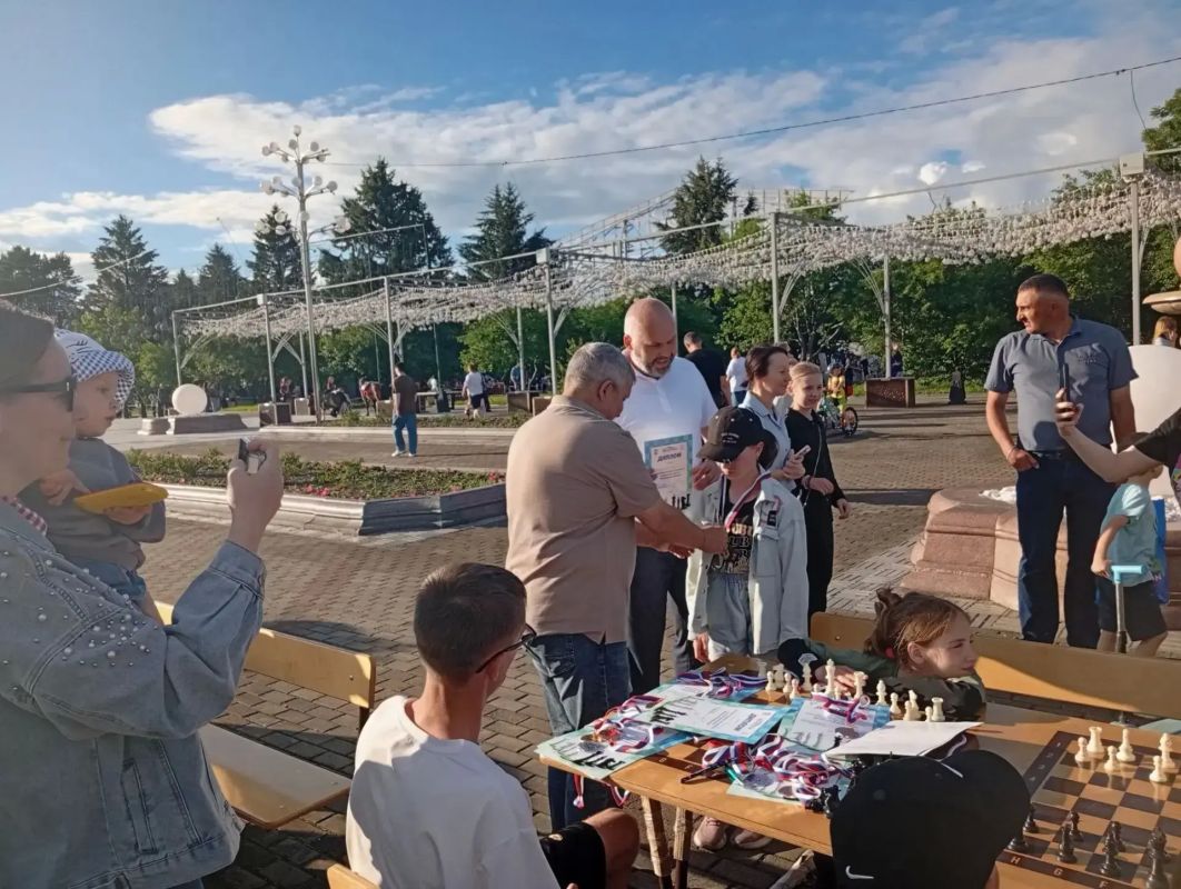 В Биробиджане подвели итоги шахматного турнира в рамках проекта «Вечерний Биробиджан» В Биробиджане подвели итоги шахматного турнира в рамках проекта «Вечерний Биробиджан»