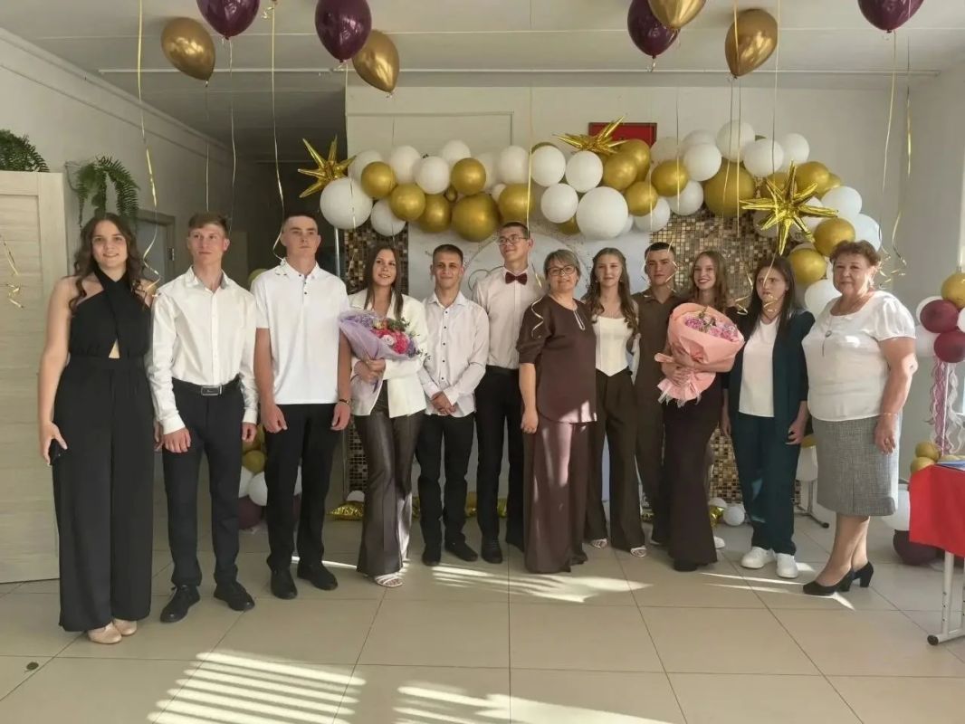 Более 2,5 тысяч выпускников получили аттестаты в ЕАО Более 2,5 тысяч выпускников получили аттестаты в ЕАО