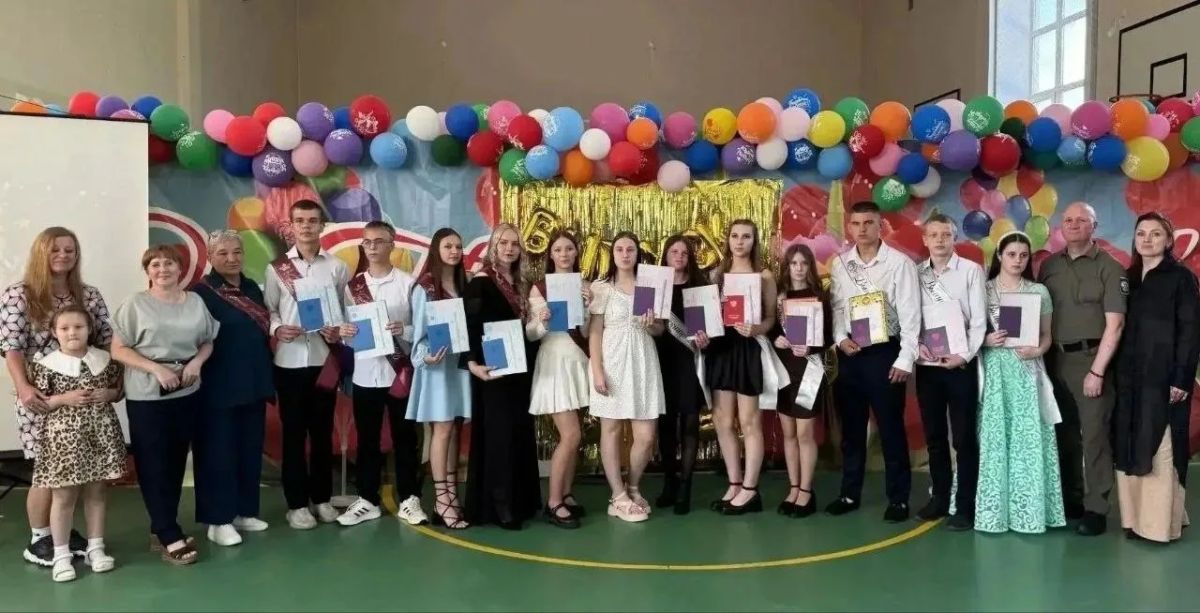 Более 2,5 тысяч выпускников получили аттестаты в ЕАО Более 2,5 тысяч выпускников получили аттестаты в ЕАО
