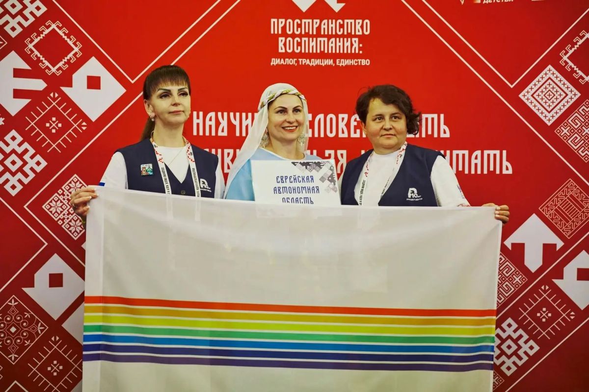 В национальном костюме еврейского народа встретила открытие Всероссийского форума педагог из ЕАО