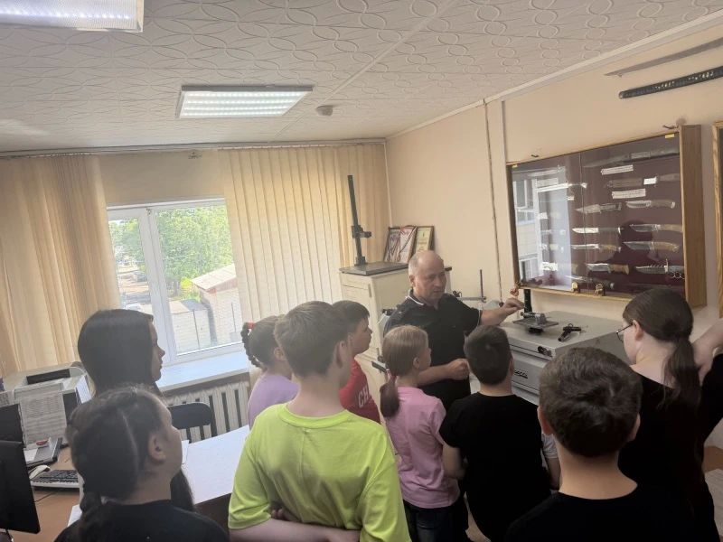 «Летняя перезагрузка»: криминалисты УМВД России по ЕАО провели профориентационное занятие для школьников «Летняя перезагрузка»: криминалисты УМВД России по ЕАО провели профориентационное занятие для школьников