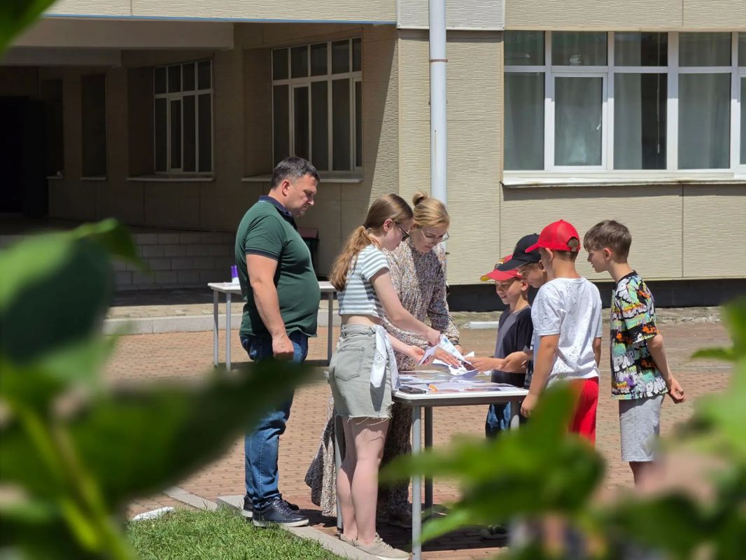 В гимназии № 1 Биробиджана прошла квиз-бродилка для будущих избирателей В гимназии № 1 Биробиджана прошла квиз-бродилка для будущих избирателей