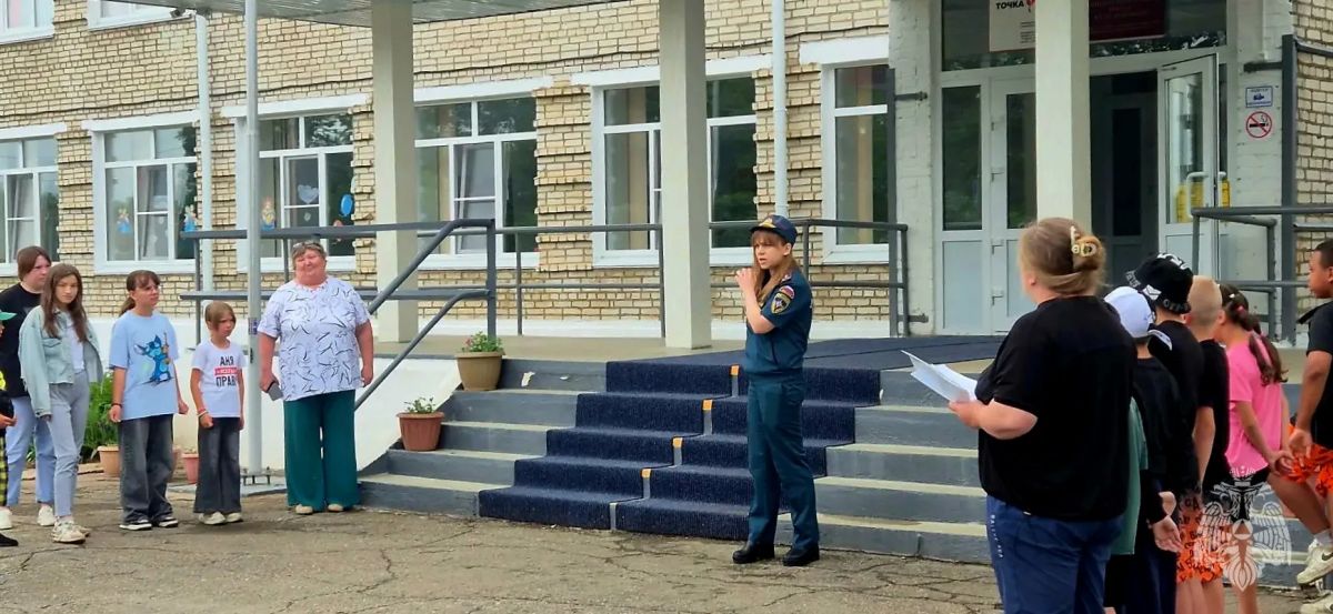 Сотрудница пожарного надзора МЧС России по ЕАО Кулакова Кристина побывала в летних пришкольных лагерях Биробиджанского района Сотрудница пожарного надзора МЧС России по ЕАО Кулакова Кристина побывала в летних пришкольных лагерях Биробиджанского района
