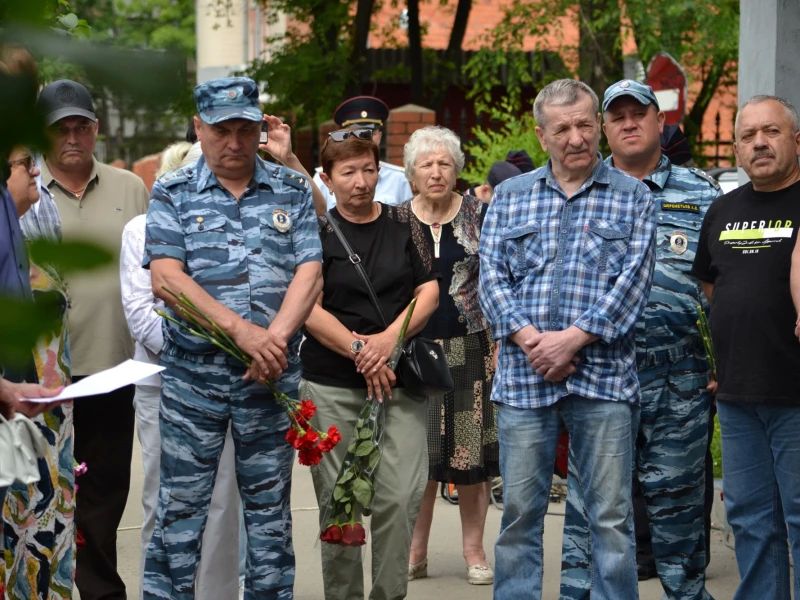 Мемориальную доску открыли в память о погибшем инспекторе ДПС в Биробиджане Мемориальную доску открыли в память о погибшем инспекторе ДПС в Биробиджане