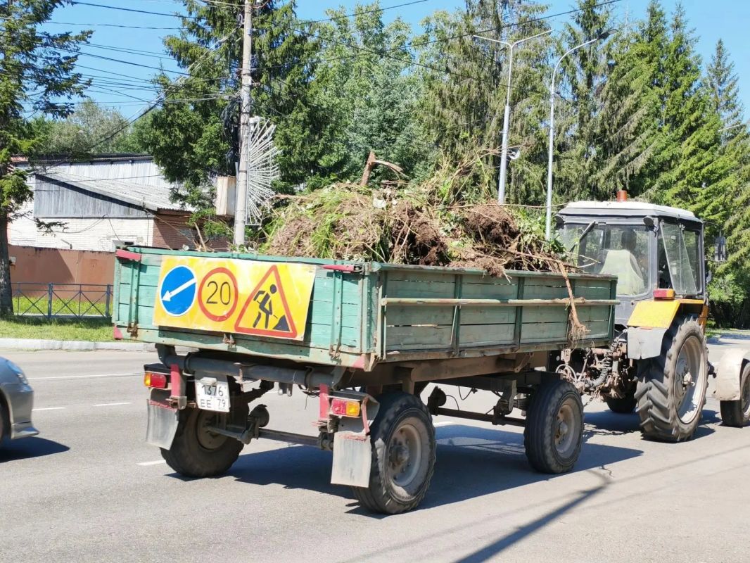 Коммунальные службы Биробиджана продолжают уборку города Коммунальные службы Биробиджана продолжают уборку города