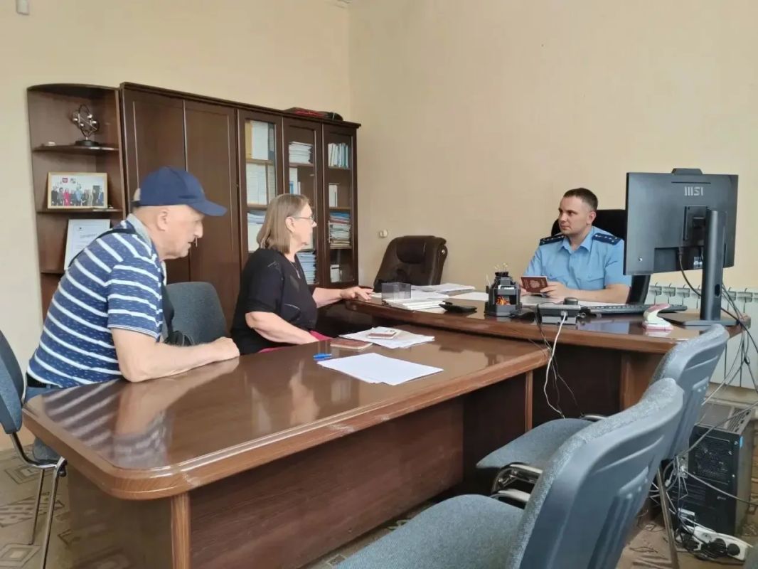 Прокурор Облученского района провел выездной личный прием граждан в пос Прокурор Облученского района провел выездной личный прием граждан в пос