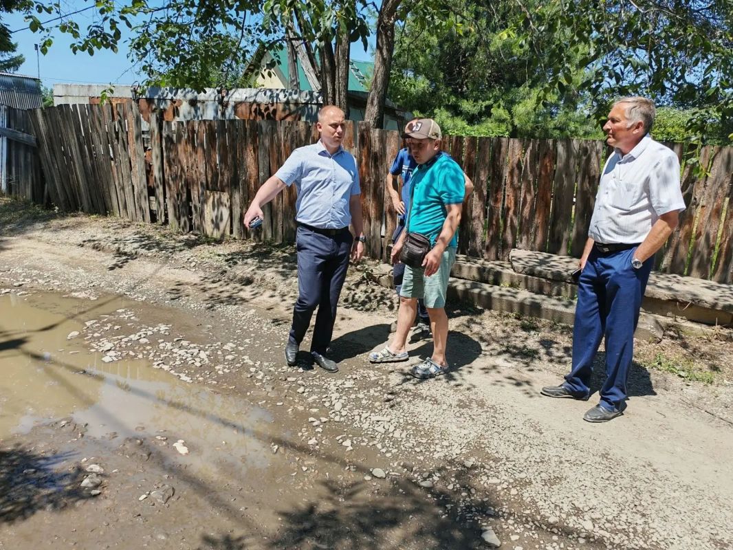 В поселке Тукалевский проверили состояние дорог и отвод воды В поселке Тукалевский проверили состояние дорог и отвод воды