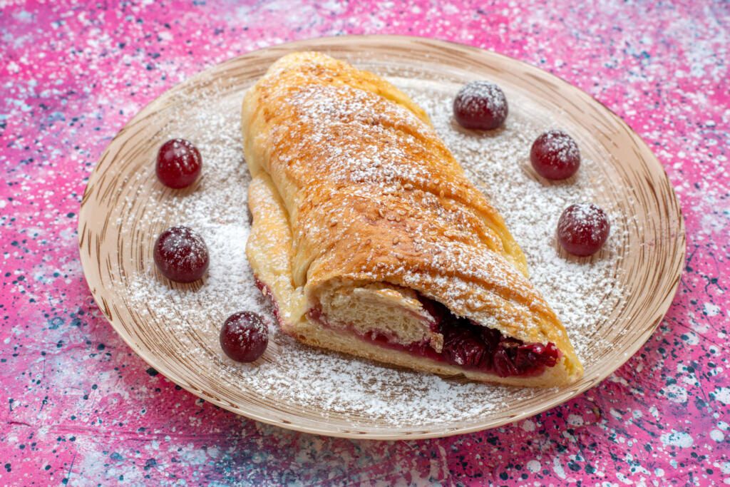 Секреты домашнего вишневого штруделя: простое и вкусное угощение