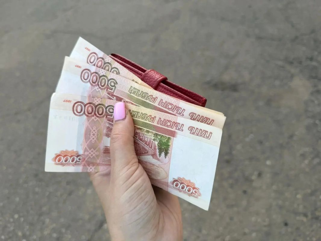 Пенсионерка из Биробиджана решила стать инвестором и отдала мошенникам 356 000 рублей